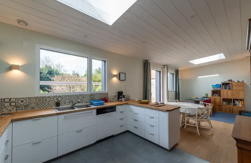 vue interieure cuisine ouverte salon extension ossature bois reze