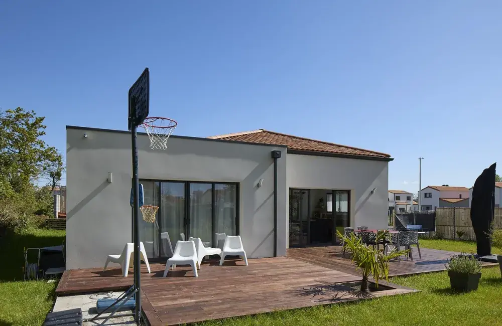 maison-sur-mesure-brique-vue-exterieure-arriere-maison