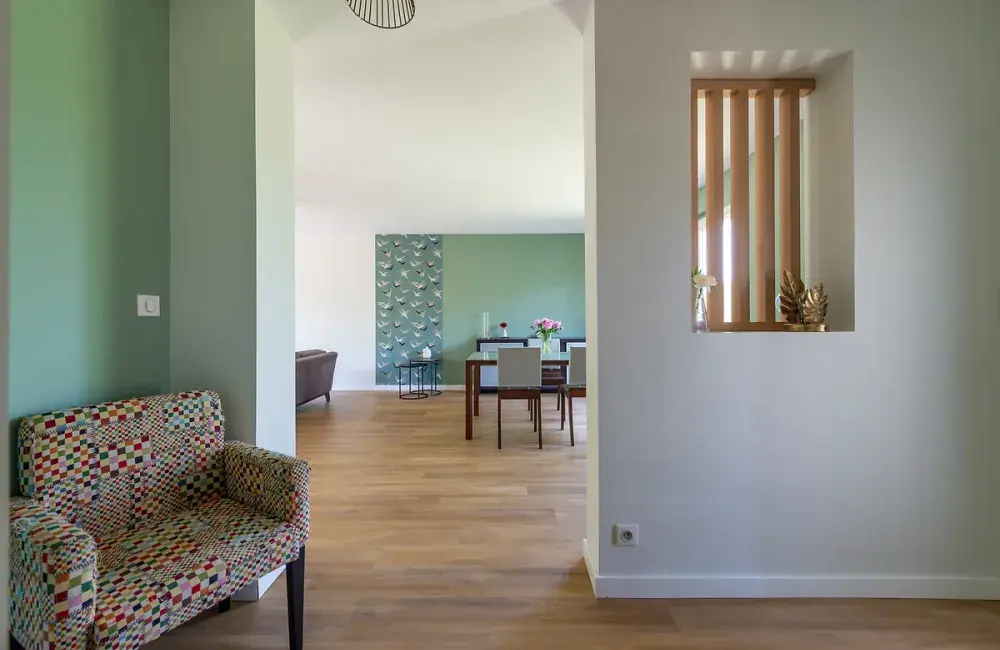 renovation-interieure-maison-entree-vue-partielle-piece-de-vie-avec-claustra-bois-pan-mur-colore-saint-herblain