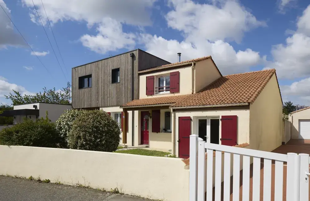 vue exterieure avant surelevation ossature bardage bois saint sebastien sur loire