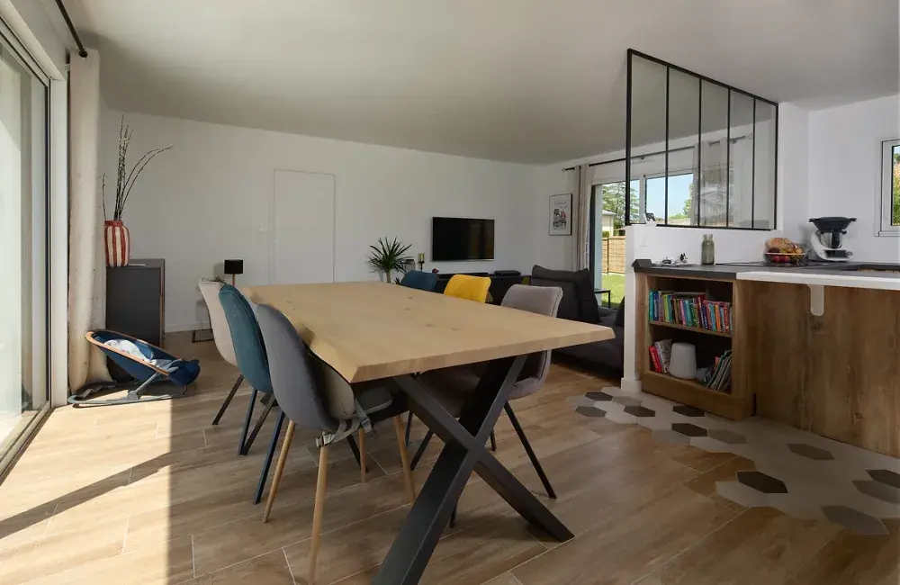 maison initiale brique sejour salle a manger vue partielle sur cuisine ouverte le bignon