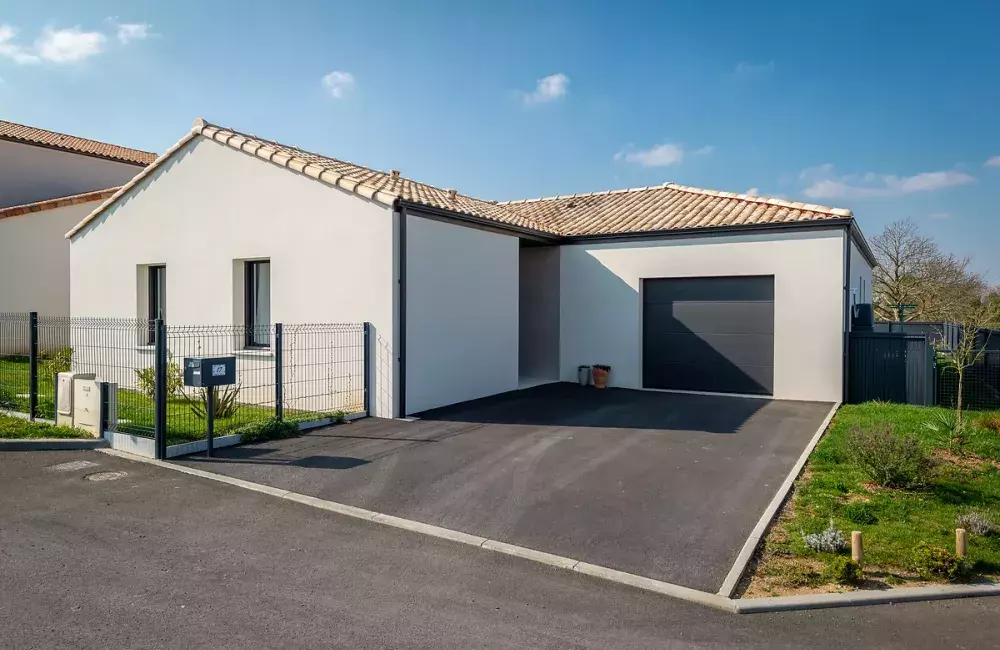 vue-avant-maison-brique-plain-pied-garage-entree-renfoncement