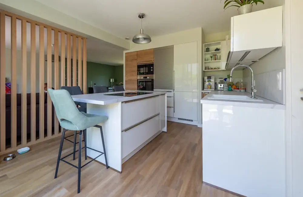 renovation-interieure-maison-cuisine-ilot-cuisson-central-claustra-bois-separation-piece-de-vie-saint-herblain