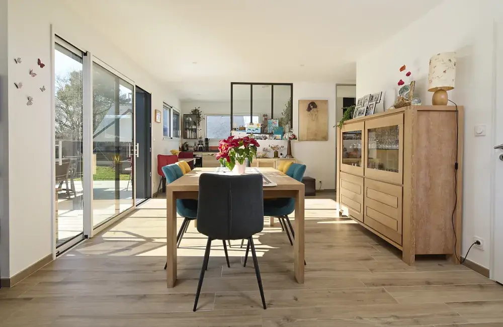 salle a manger cuisine semi-ouverte arriere plan baie vitree jardin la turballe 