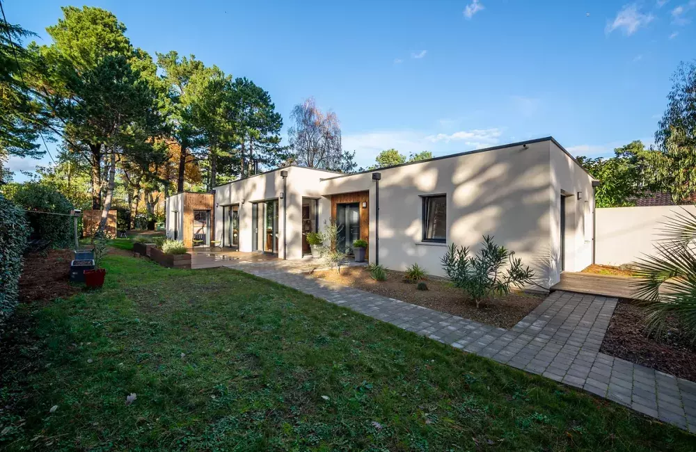 vue-ensemble-bardage-bois-decroche-entree-maison-sur-mesure-brique-saint-brevin