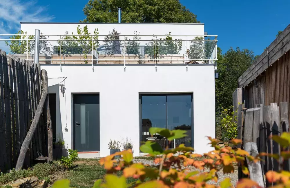 entree-maison-individuelle-briques-labellisee-e3c1-terrasse-etage-la-bernerie-en-retz
