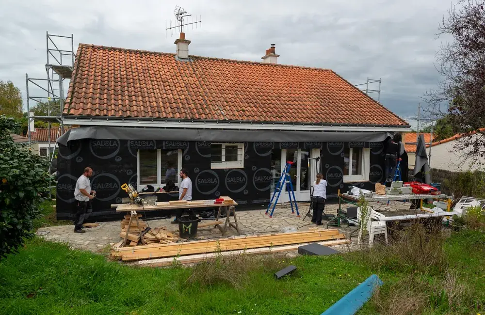 pose pare pluie sur le chantier renovation energetique port saint pere