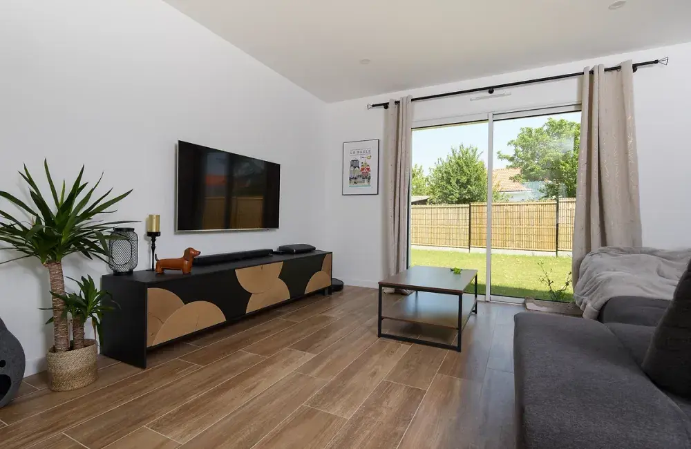 maison initiale brique vue salon avec baie vitree 2 vantaux donnant sur jardin le bignon