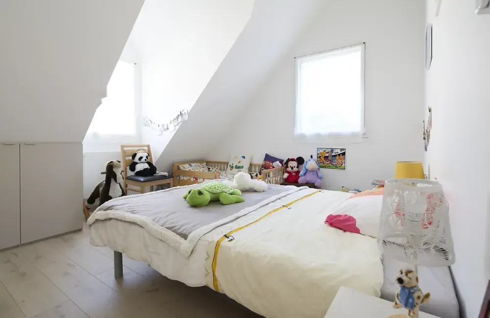 chambre enfant mansarde fenetre maison sur-mesure bois etage la turballe