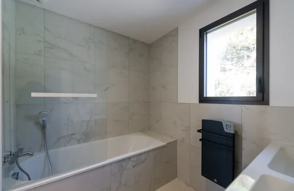 salle de bains baignoire paroi batz sur mer