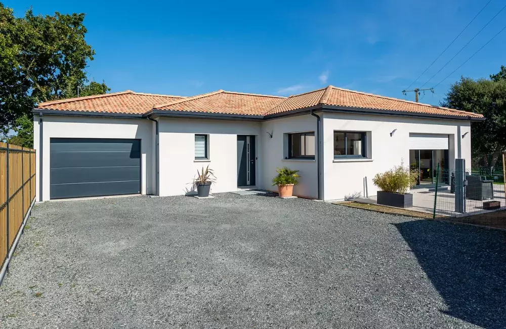 vue-ensemble-maison-maconnee-amenagement-exterieur-saint-brevin
