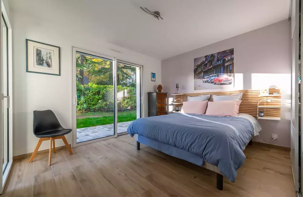 chambre-grande-ouvertures-maison-sur-mesure-brique-saint-brevin