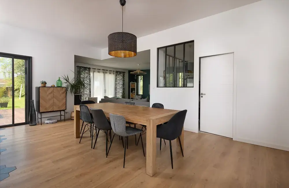 maison-sur-mesure-brique-salon-verriere-atelier-cuisine