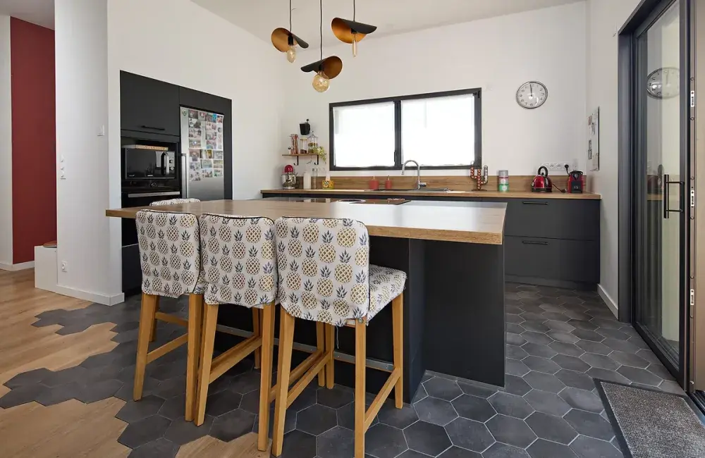 maison-sur-mesure-brique-cuisine-ilot-central-carrelage-hexagonal