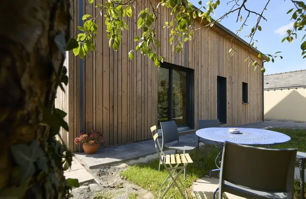 Façade côté avec vue terrasse maison sur mesure bois piriac