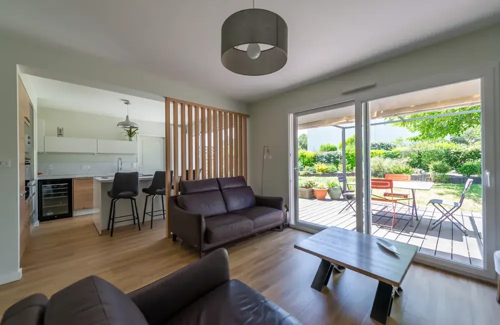 renovation-interieure-maison-vue-salon-baie-vitree-2-vantaux-donnant-sur-la-terrasse-saint-herblain
