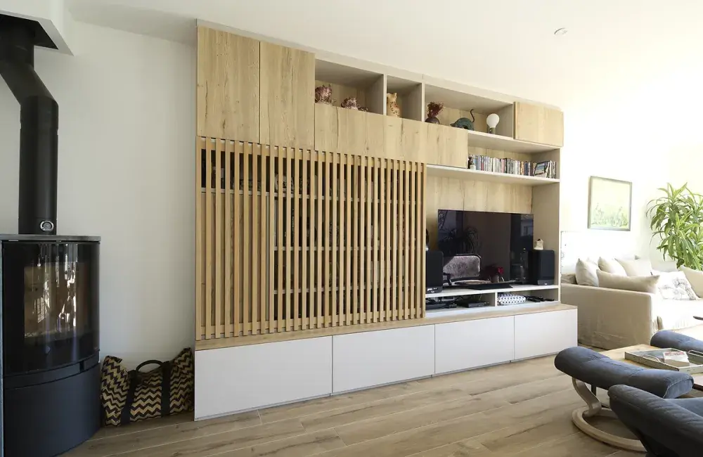 salon vue meuble tv sur-mesure claustra bois coulissant la turballe