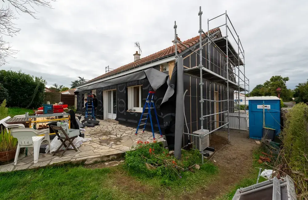 pose pare pluie sur le chantier renovation energetique port saint pere