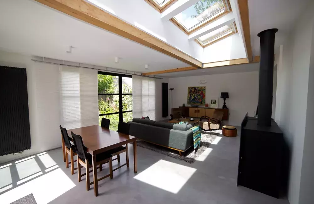 vue-salon-fenetres-toit-extension-bois-nantes