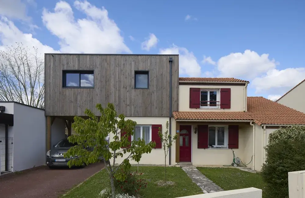 vue exterieure avant surelevation ossature bardage bois carport saint sebastien sur loire