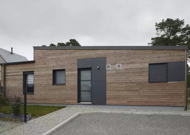maison-individuelle-bois-plain-pied-porte-entree-fenetres-marquees-bardage-composite-piriac-sur-mer